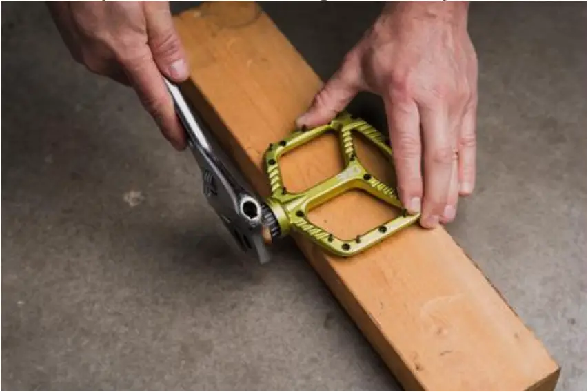 OneUp Components Aluminum Flat Pedals - LOOSENING